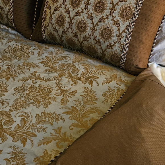 Elegant Gold and Brown Damask Bedding Set - Picture 4 of 11